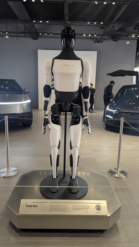 Tesla Optimus Gen 3: humanoid, mis ehitab juba autosid — koju veel ei jõua